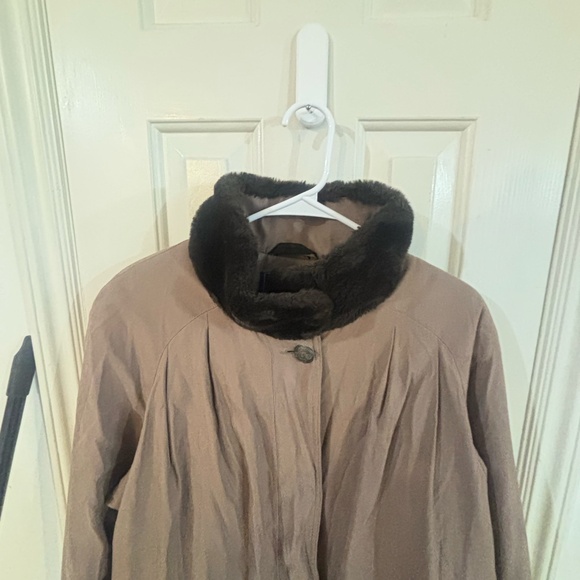 Vintage early 90s winter jacket with faux fur - accepting offers - Picture 6 of 10